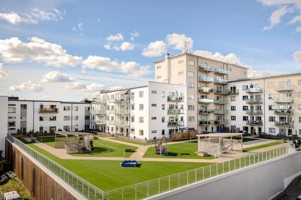 Ljus 1:a med balkong i Enköping